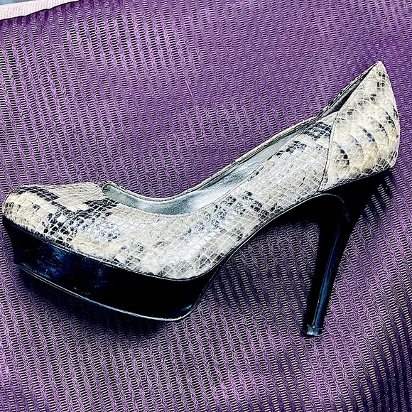 ➡️ !BOGO! ⬅️ GUESS Snake Skin Platform Pumps/ Used - Picture 15 of 15